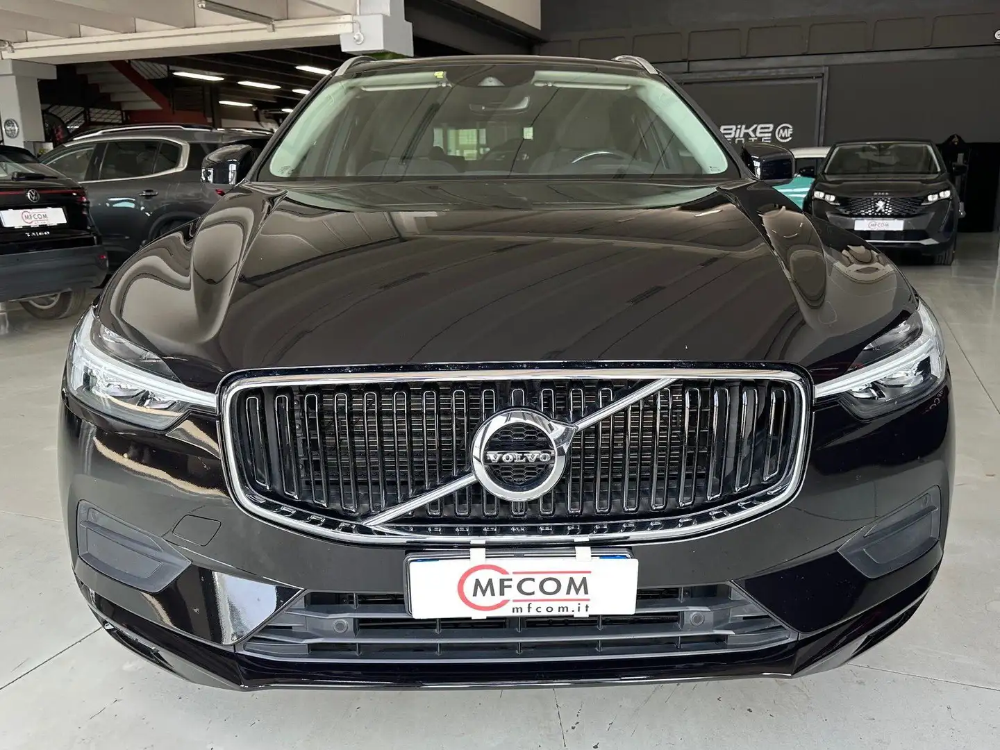 Volvo XC60 2.0 b4 Momentum awd auto Noir - 2