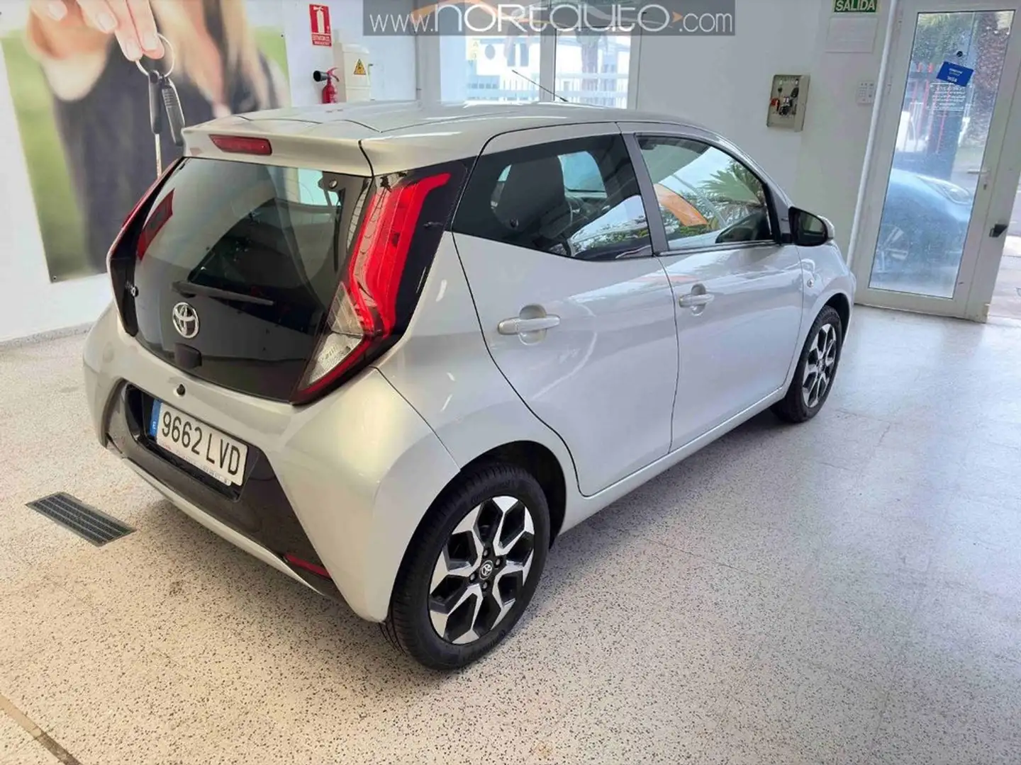 Toyota Aygo 70 x-style Gris - 2