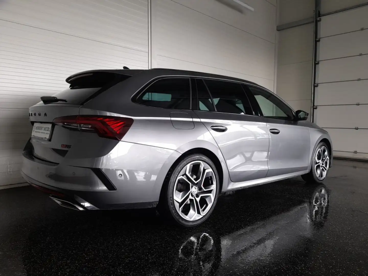Skoda Octavia Combi "RS PLUS" 4x4 2,0 TDI DSG *STANDHZG / 19 ZOLL / RS EXCLUSIV INTERIEUR / MATRIX-LED / DCC / AHV / HEAD-UP / MEMORY* Grau - 2
