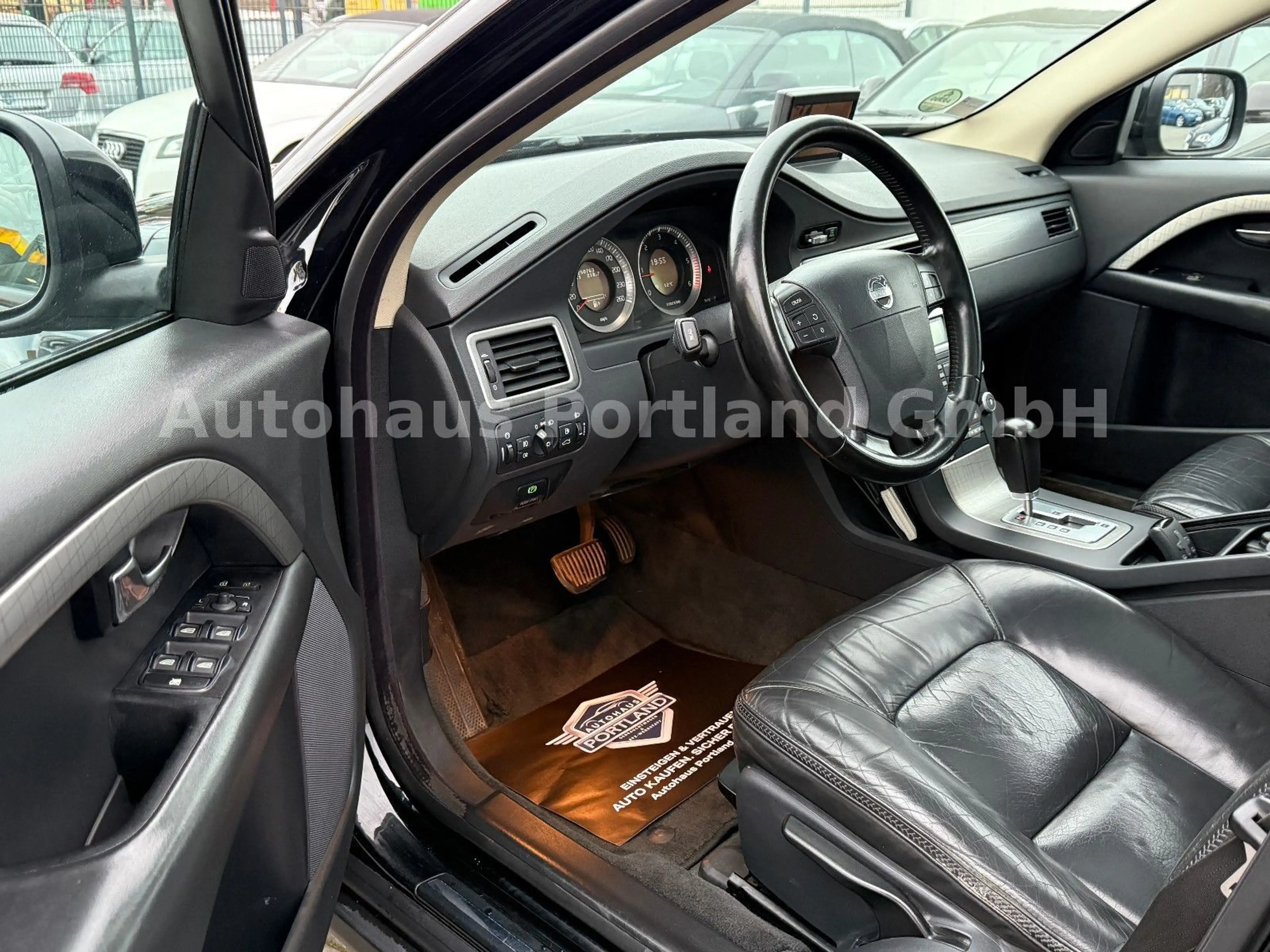 Volvo XC70 2.4 D5 Momentum AWD/1.Hand/S-Heft/S-Dach — photo 9