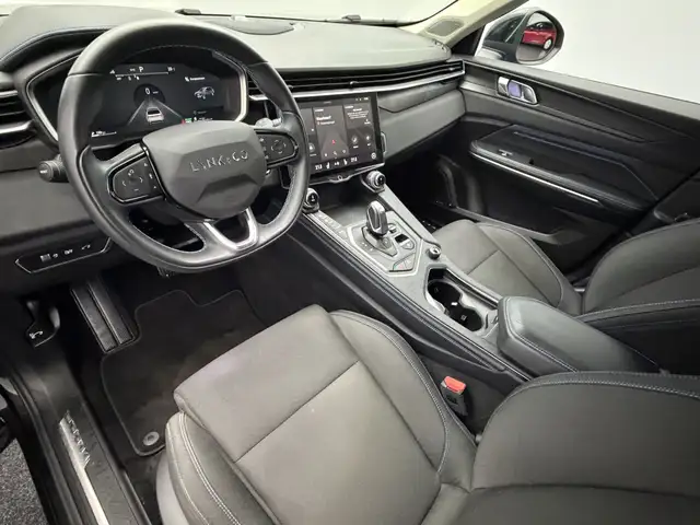 Lynk & Co 01 view 10