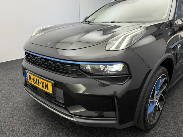 Lynk & Co 01 view 3