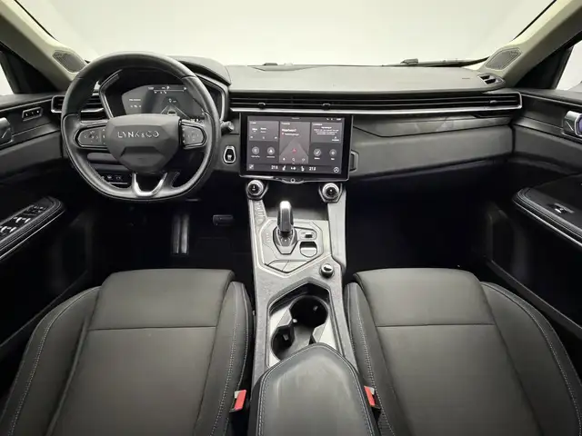 Lynk & Co 01 view 2
