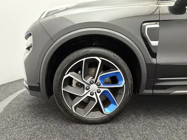 Lynk & Co 01 view 23