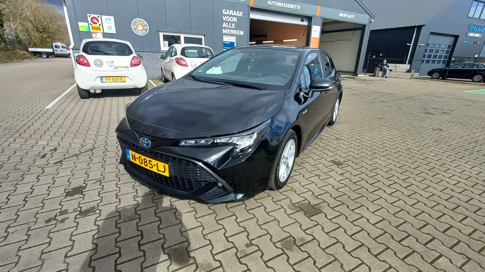 Toyota Corolla 1.8 Hybrid 122pk CVT Active Zwart - 1