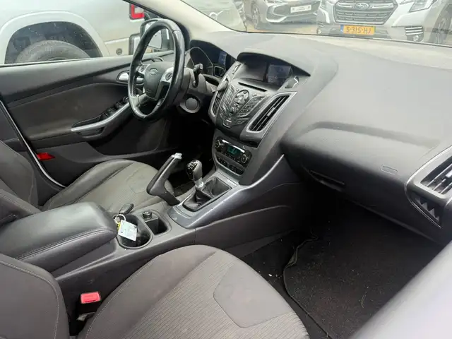 Ford Focus view 9