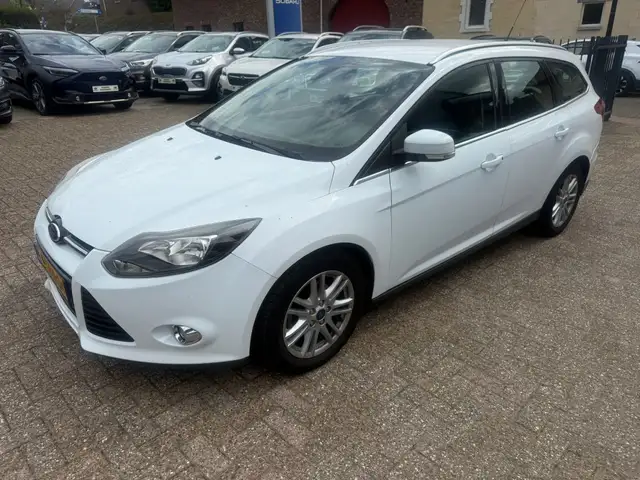 Ford Focus view 3