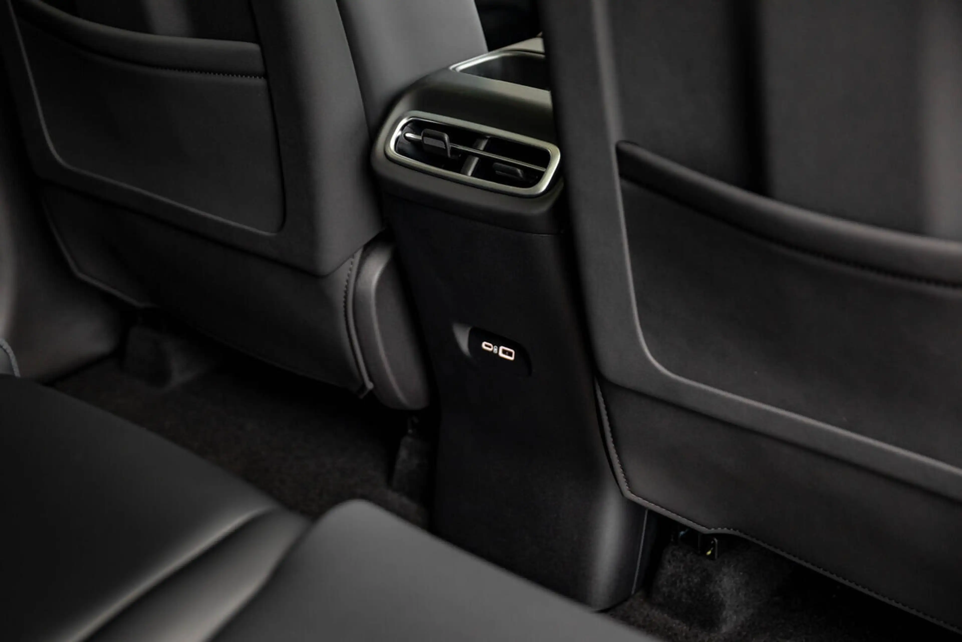 Leapmotor C10 Design | REEV 215 PK | Zwart interieur | 360° |... — photo 15