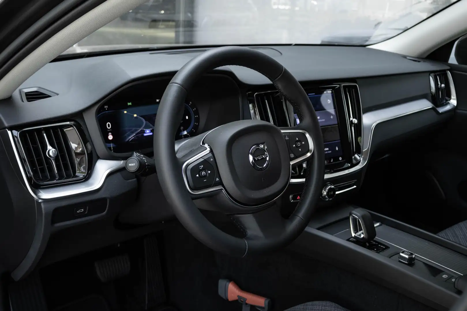 Volvo V60 B3 MILD HYBRID AUT. ESSENTIAL | Google Maps naviga Gris - 2