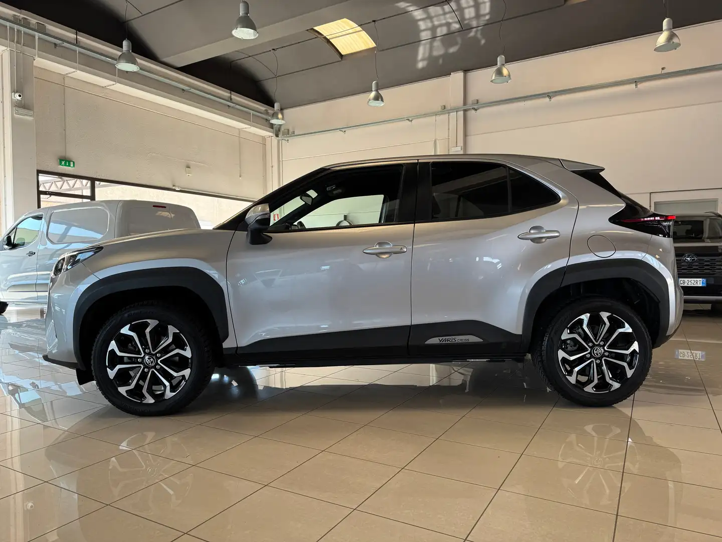 Toyota Yaris Cross 1.5 Hybrid 5p. E-CVT Trend FULL LED NAVI CAMERA Srebrny - 2