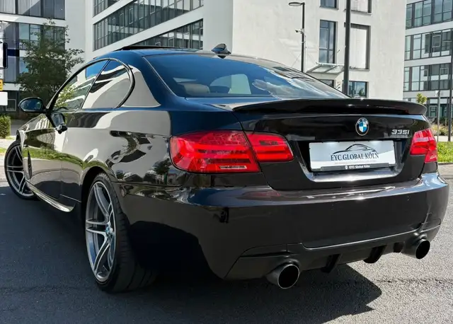 BMW 3 Series view 4