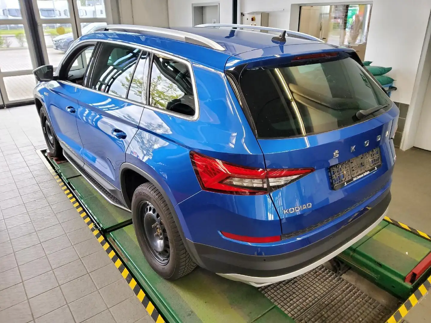 Skoda Kodiaq 2.0 TDI Scout *4x4*ST.HZG*NAVI*AHK*4xSHZ* Blauw - 2