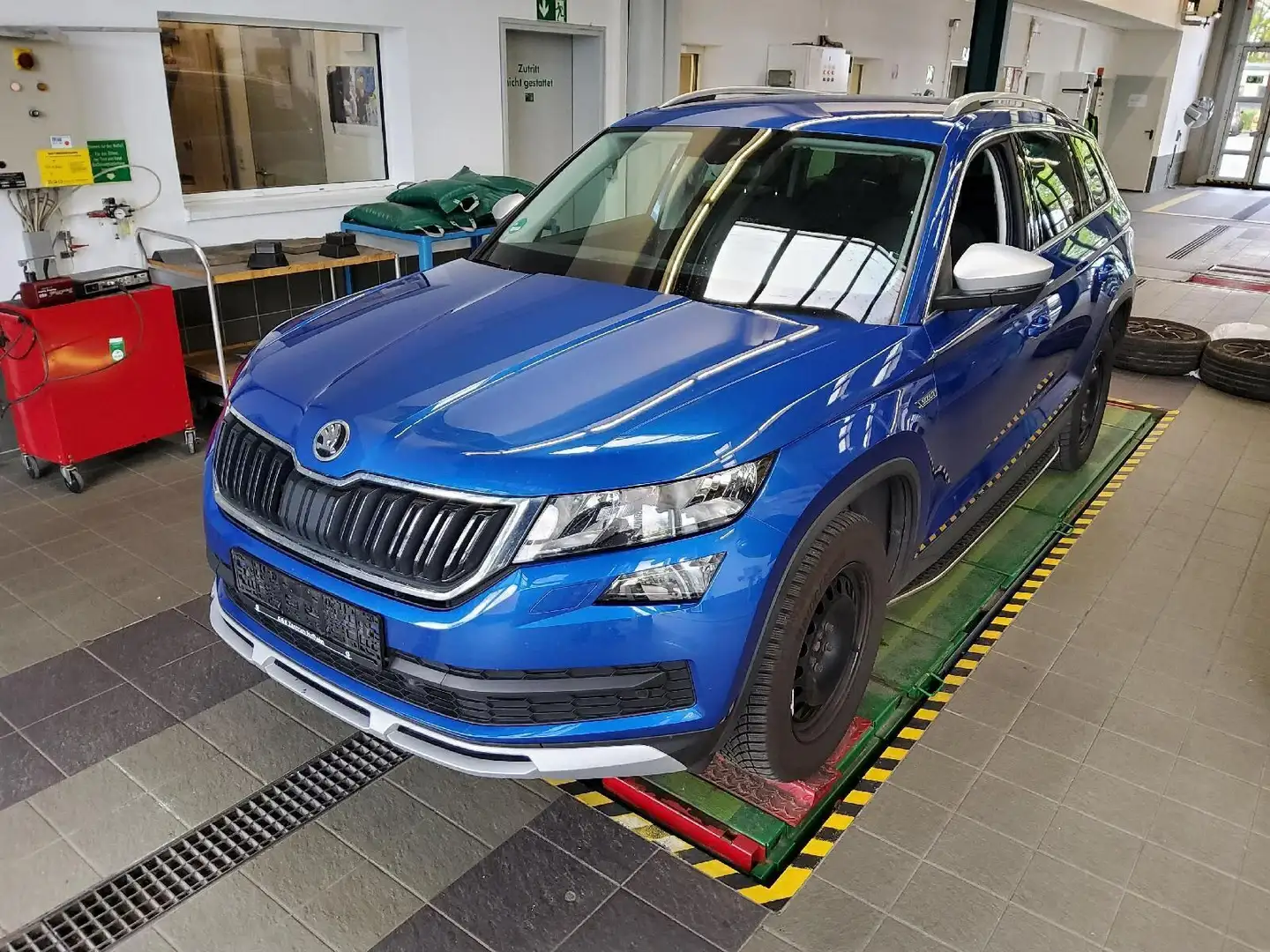 Skoda Kodiaq 2.0 TDI Scout *4x4*ST.HZG*NAVI*AHK*4xSHZ* Blauw - 1