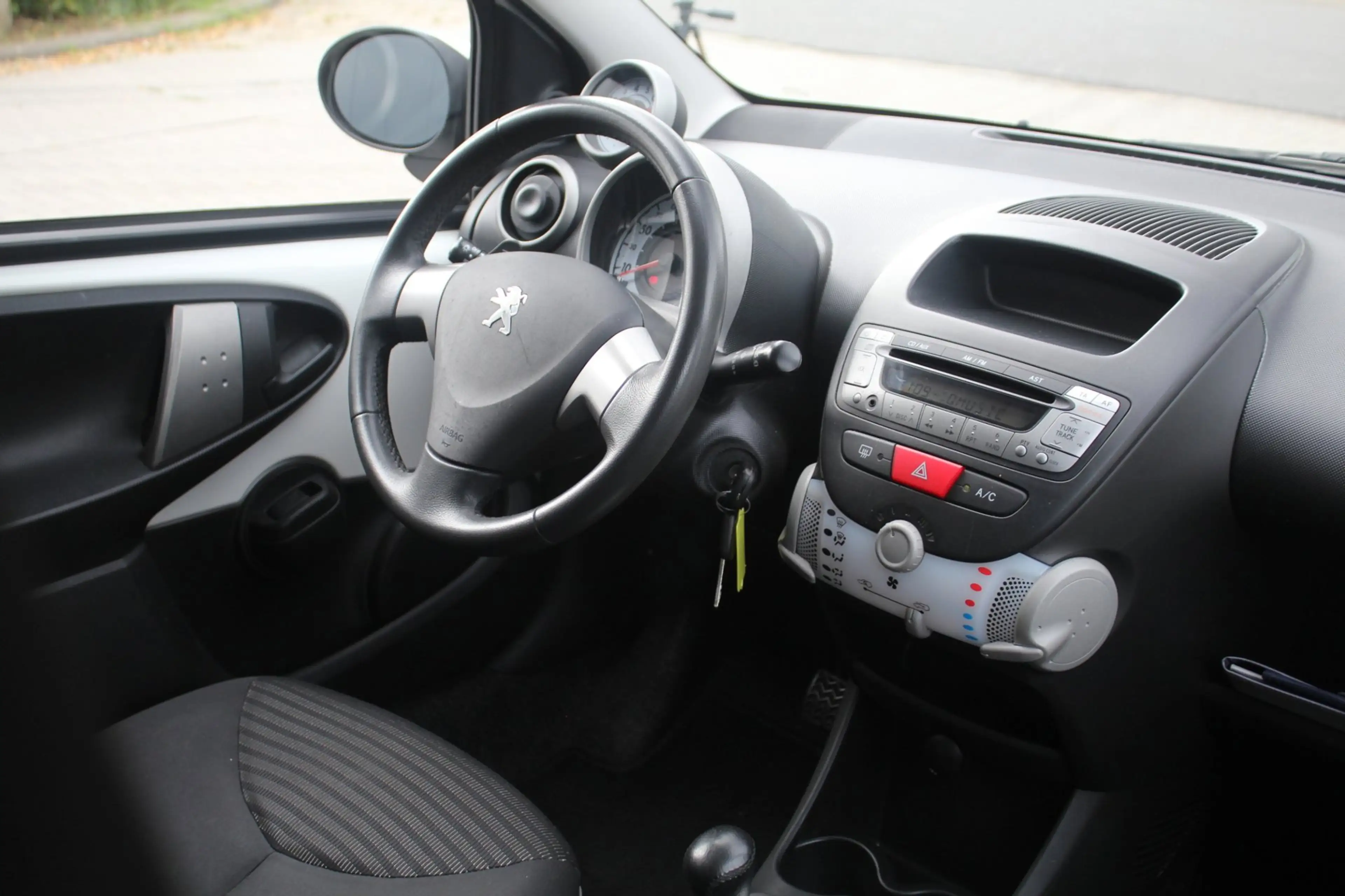 Peugeot 107 1.0 Active | Automaat | 5 Deurs | Airco | 87 DKM | — photo 11