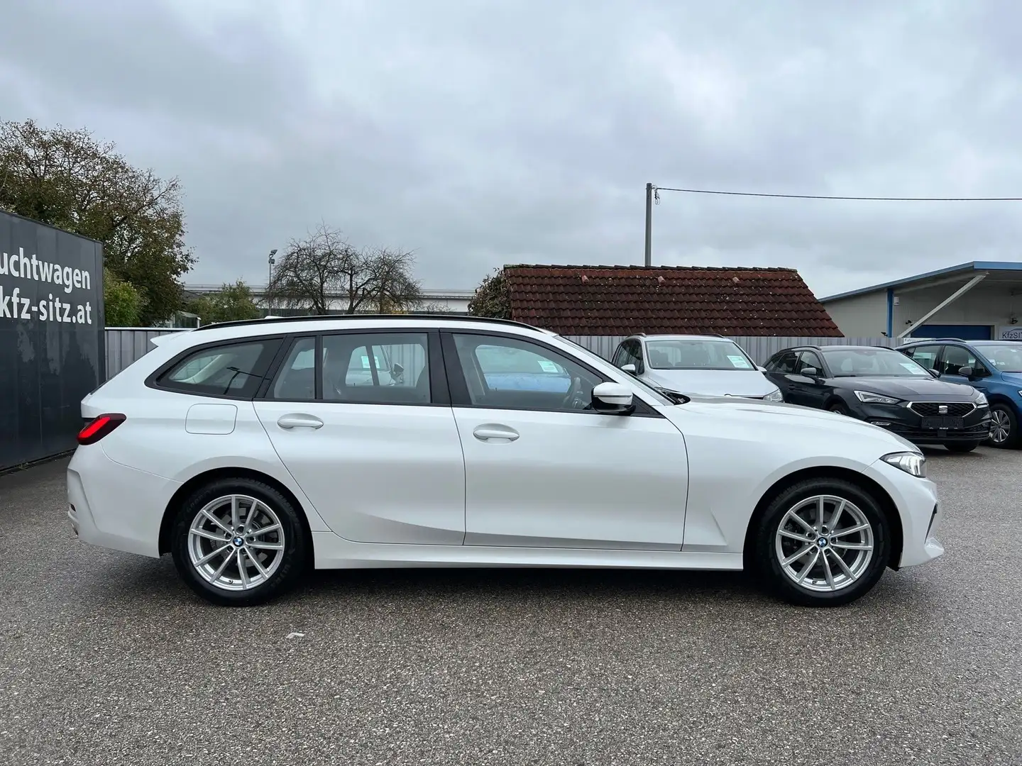 BMW 318 i Touring Aut. | -45% vom NP Weiß - 2