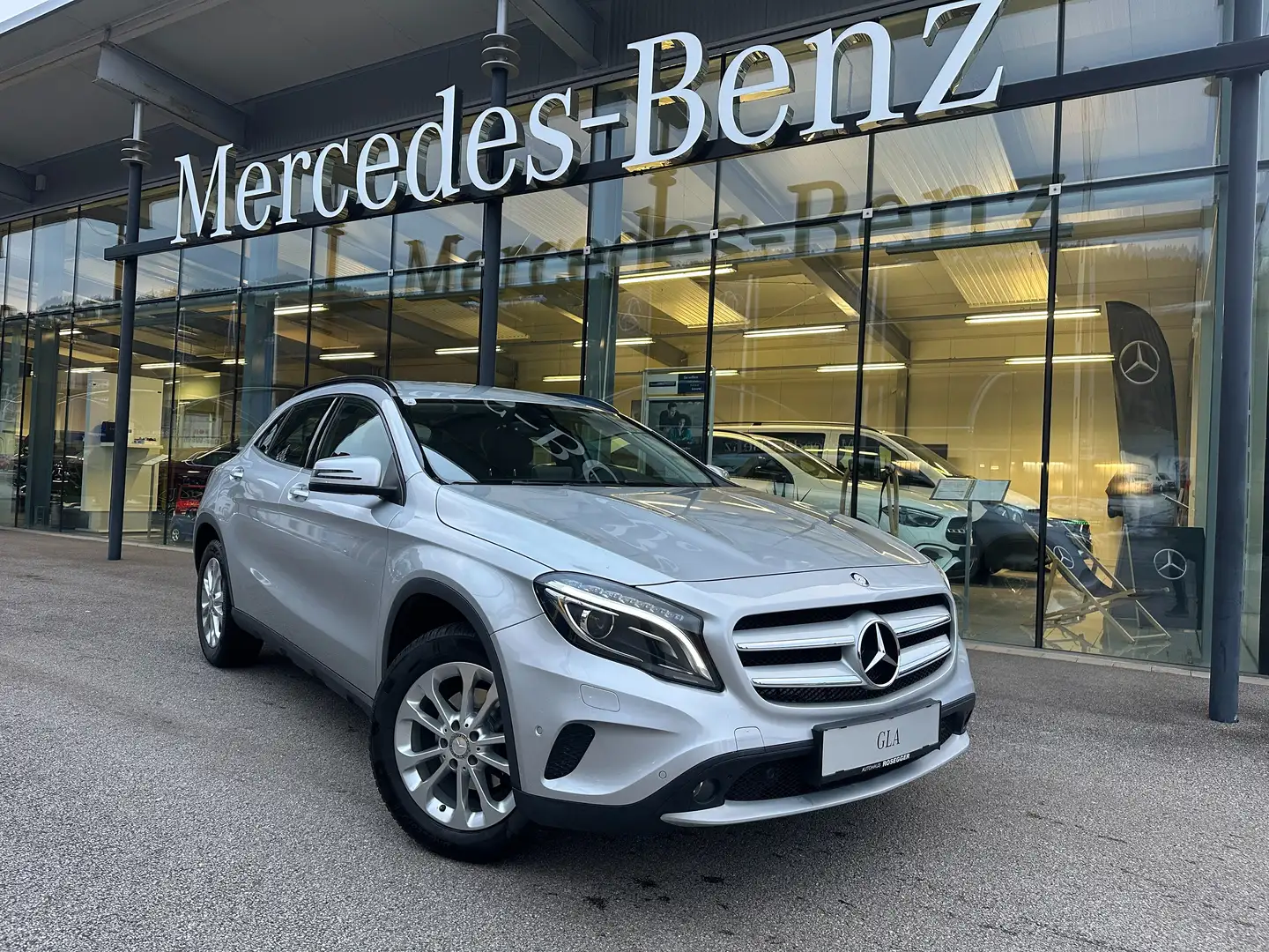 Mercedes-Benz GLA 200 GLA 200 d 4MATIC Aut. *AHV*Memory*R-Kamera* Silber - 1