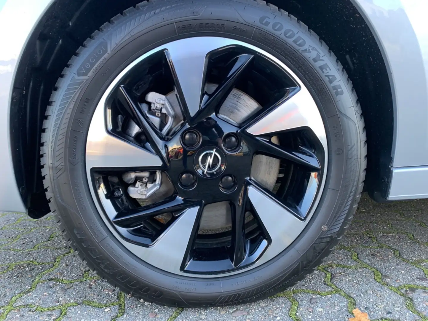 Opel Corsa-e Elegance 11kW-Charger/Allwetterreifen/Sitzhzg./Kam Silber - 2