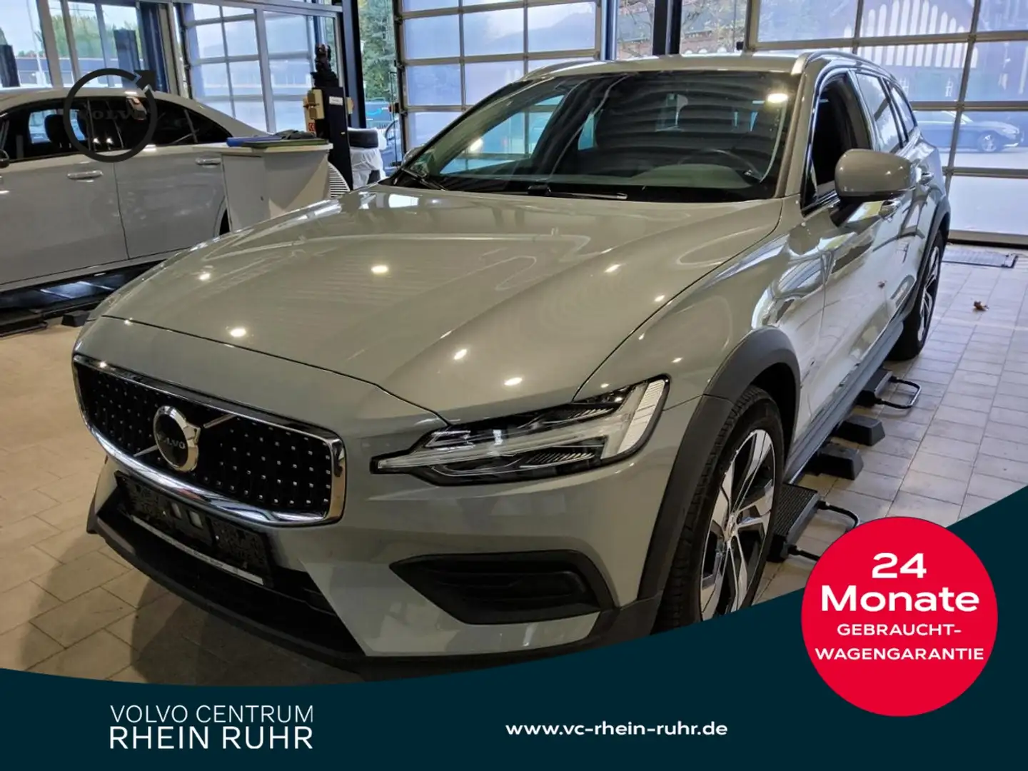 Volvo V60 Cross Country B4 AWD Plus+AHK+STNDHZ+RFK Grijs - 1