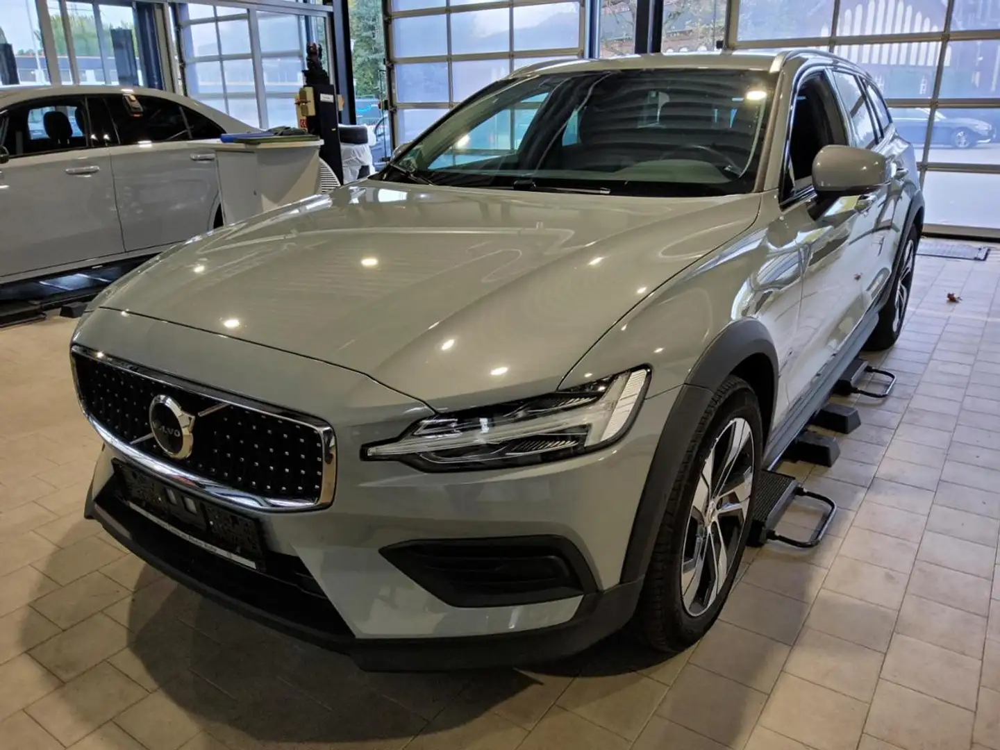 Volvo V60 Cross Country B4 AWD Plus+AHK+STNDHZ+RFK Grau - 2