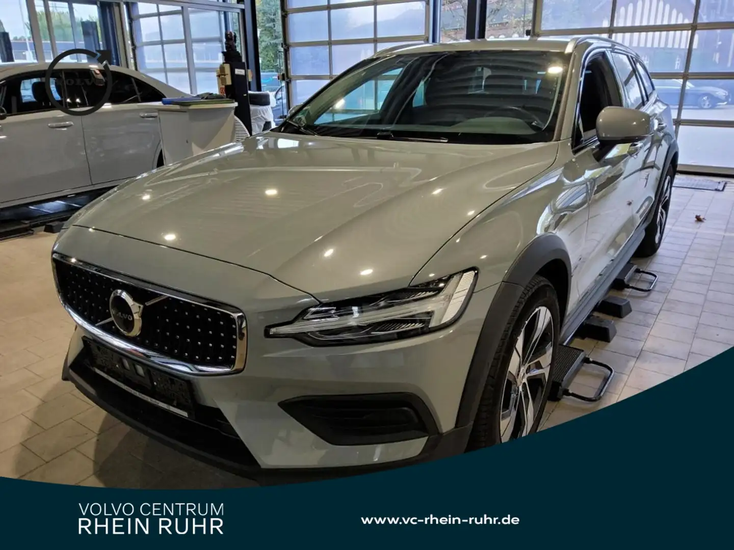 Volvo V60 Cross Country B4 AWD Plus+AHK+STNDHZ+RFK Grau - 1