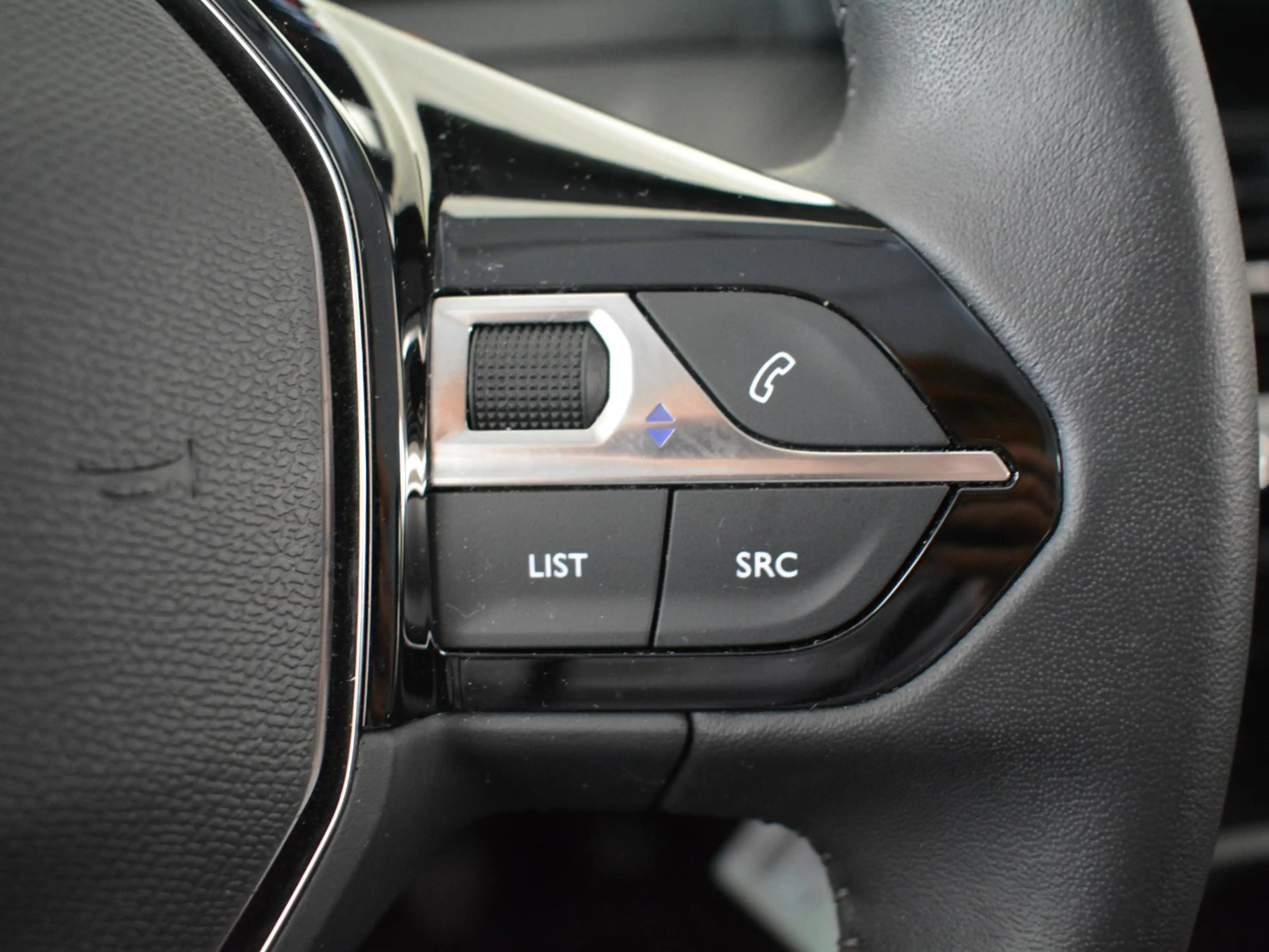 Peugeot 208 1.2 PureTech Active . — photo 11