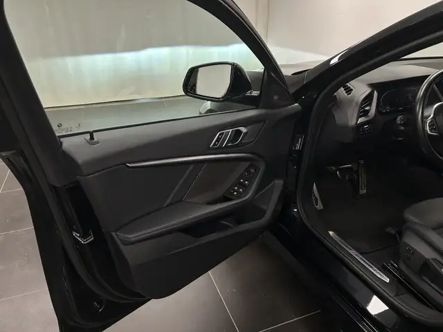 BMW 1 Series view 28
