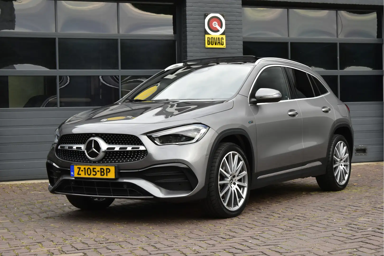 Mercedes-Benz GLA 250 e AMG Line Grijs - 1