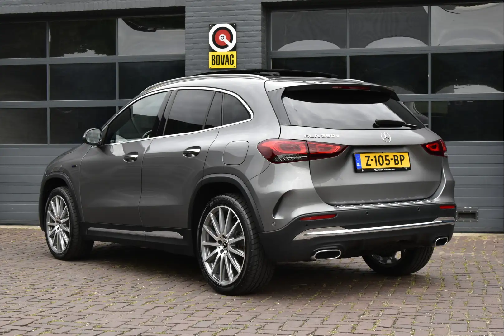 Mercedes-Benz GLA 250 e AMG Line Grijs - 2