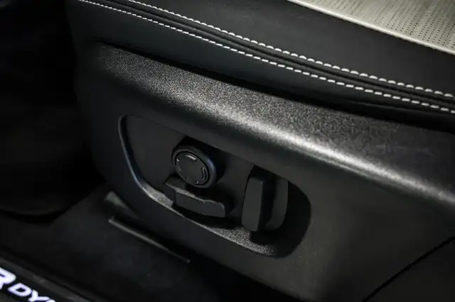 Land Rover Discovery Sport view 11