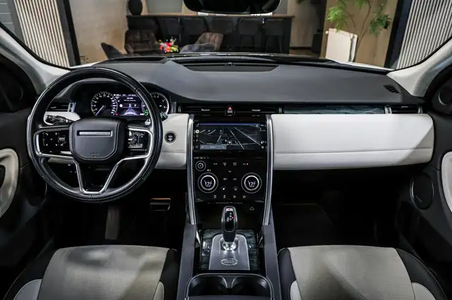 Land Rover Discovery Sport view 2