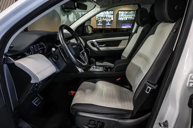 Land Rover Discovery Sport view 9