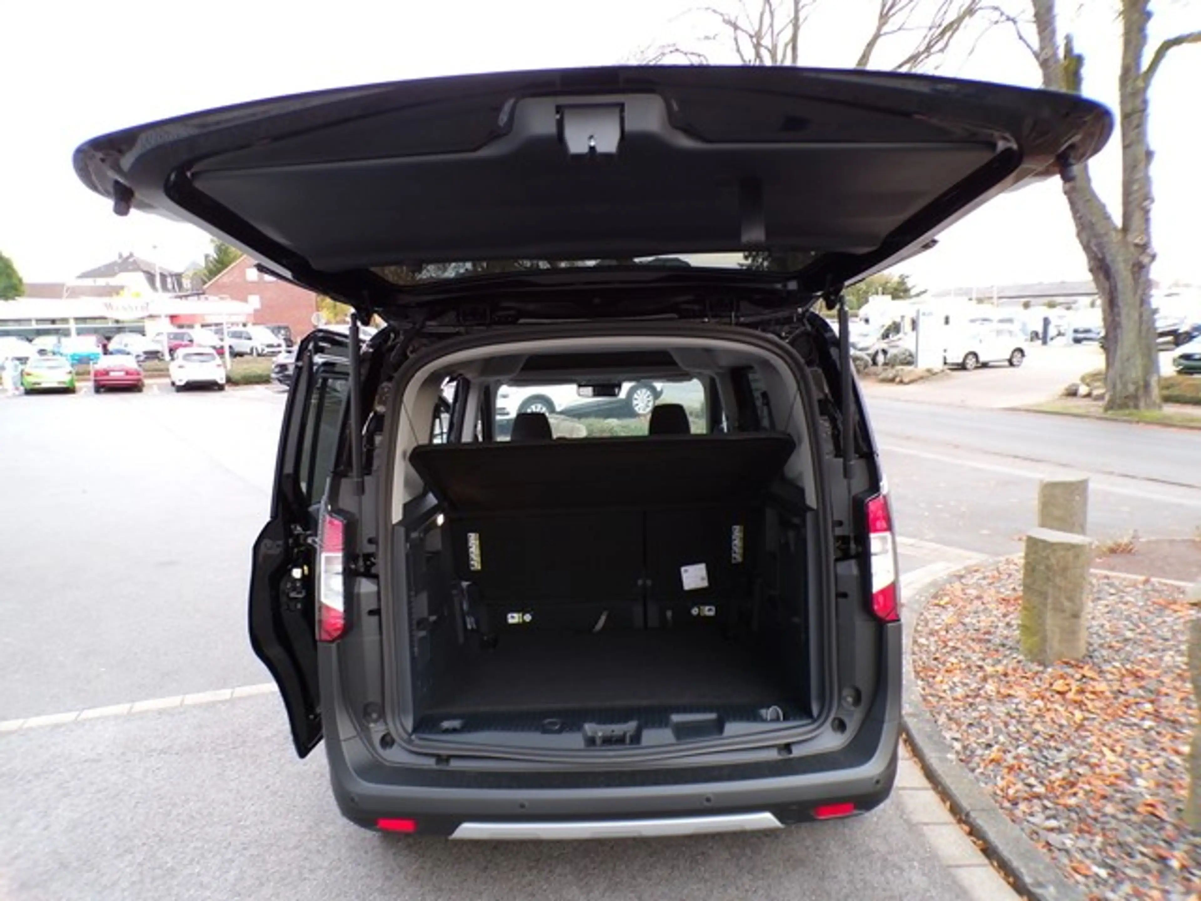 Ford Tourneo Courier Active Automatik / FGS 5 Jahre / Winterpaket — photo 11