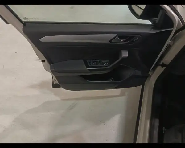 Volkswagen T-Roc view 12