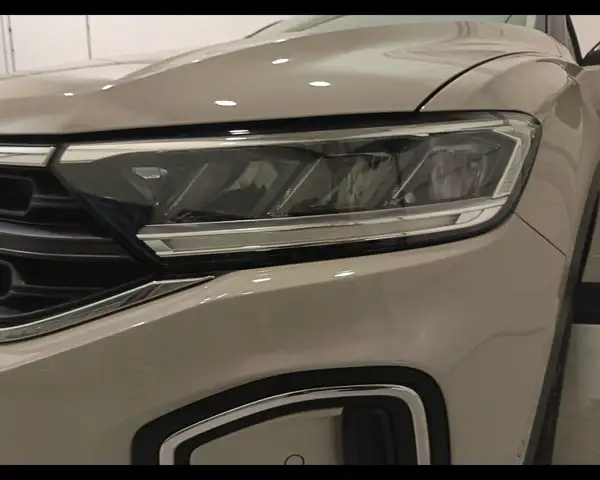 Volkswagen T-Roc view 10