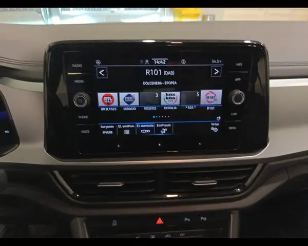 Volkswagen T-Roc view 14