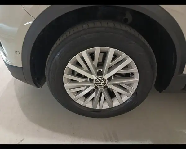 Volkswagen T-Roc view 9