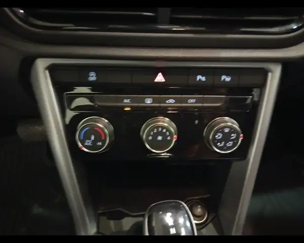 Volkswagen T-Roc view 15