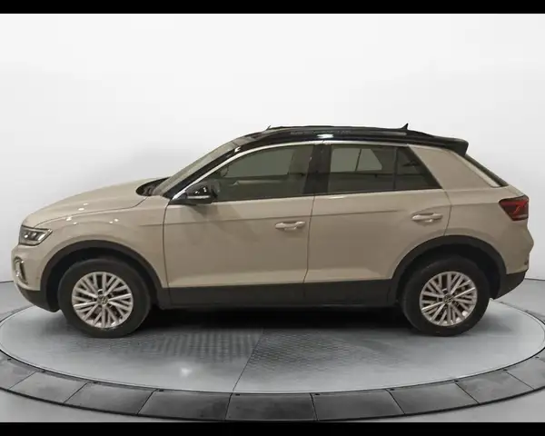 Volkswagen T-Roc view 8