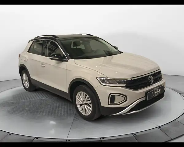 Volkswagen T-Roc view 3