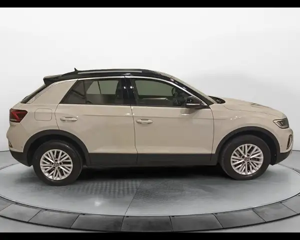 Volkswagen T-Roc view 4