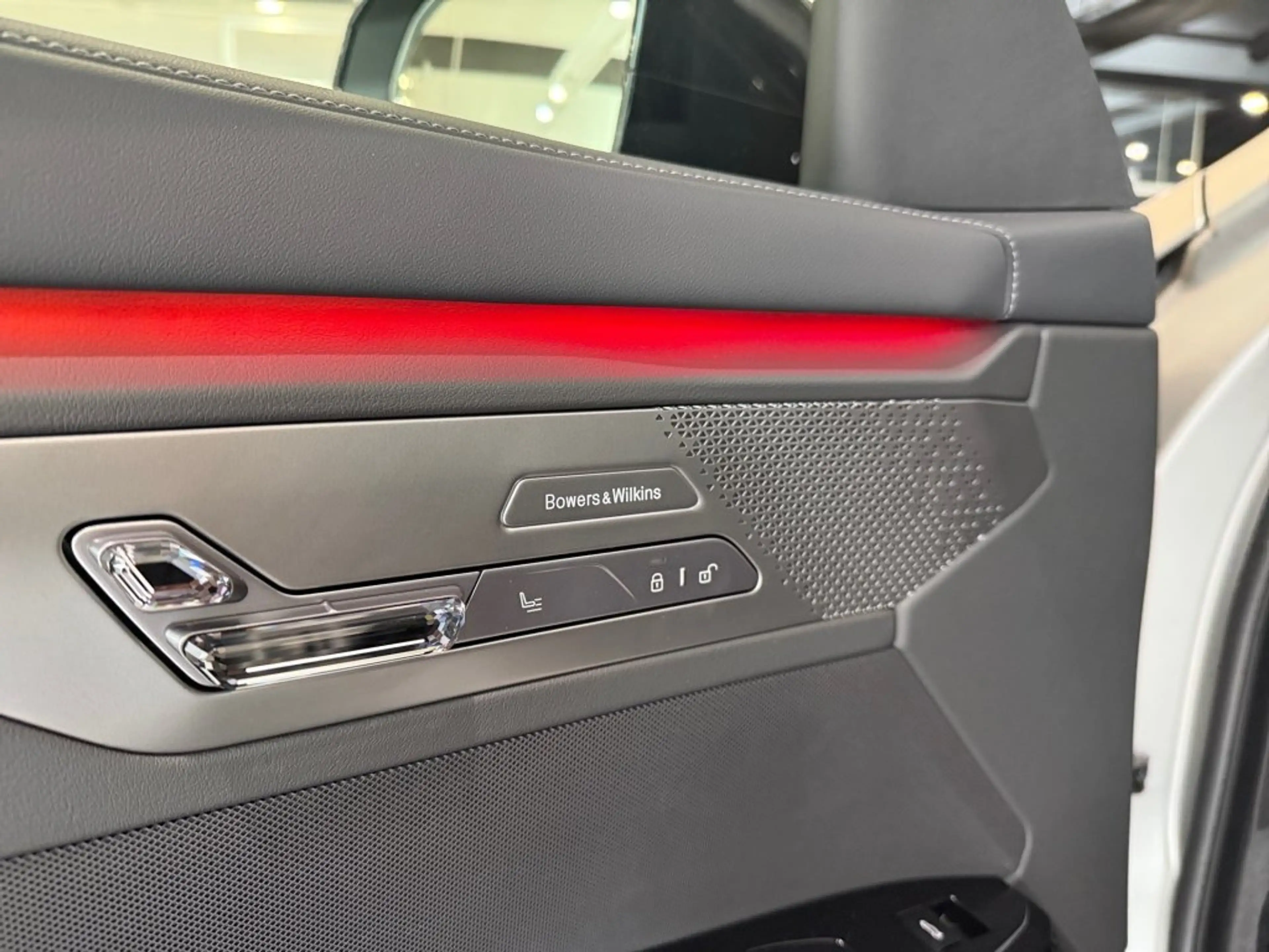 BMW i7 60 xDrive Limousine — photo 14
