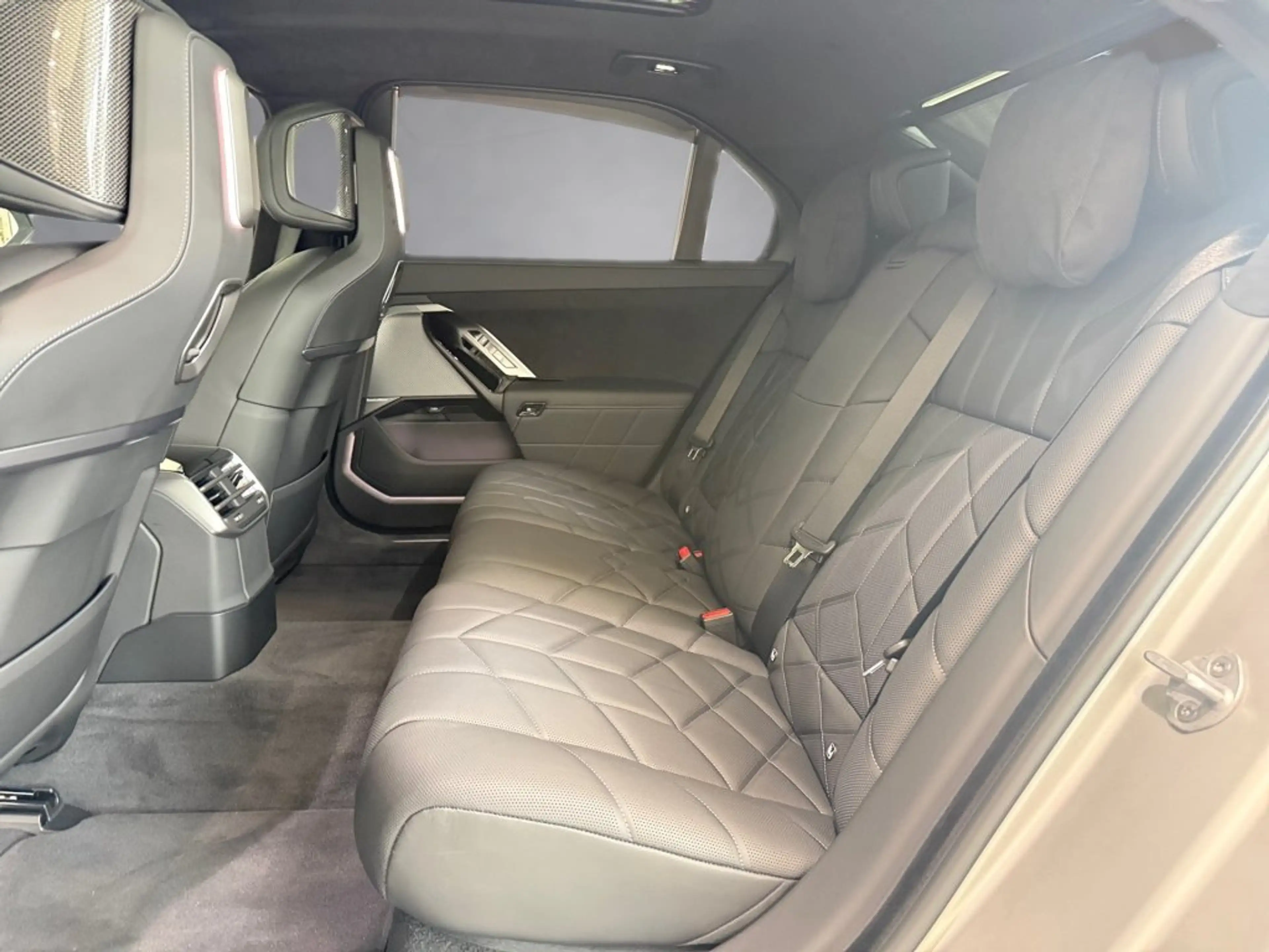 BMW i7 60 xDrive Limousine — photo 12