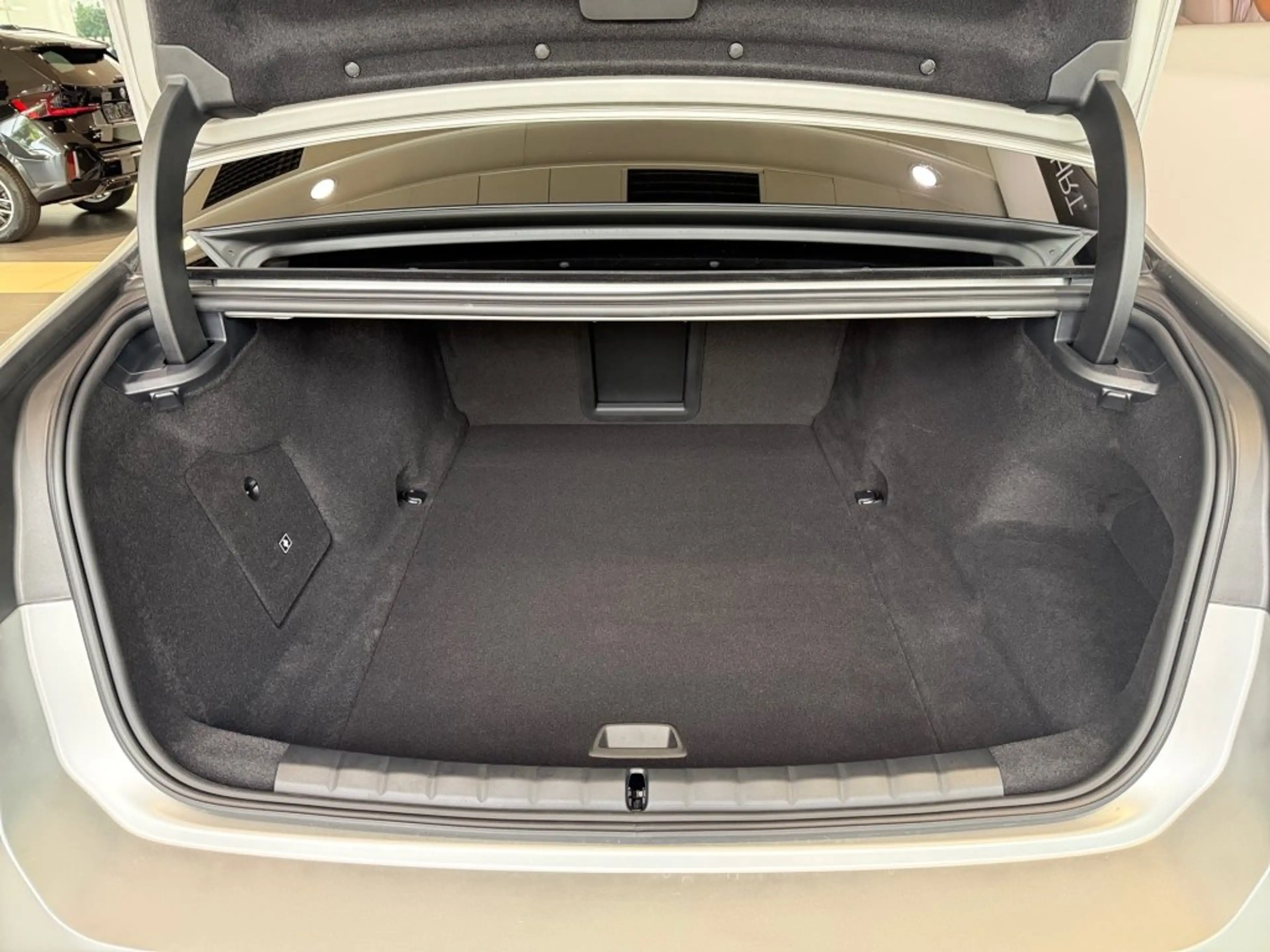 BMW i7 60 xDrive Limousine — photo 13