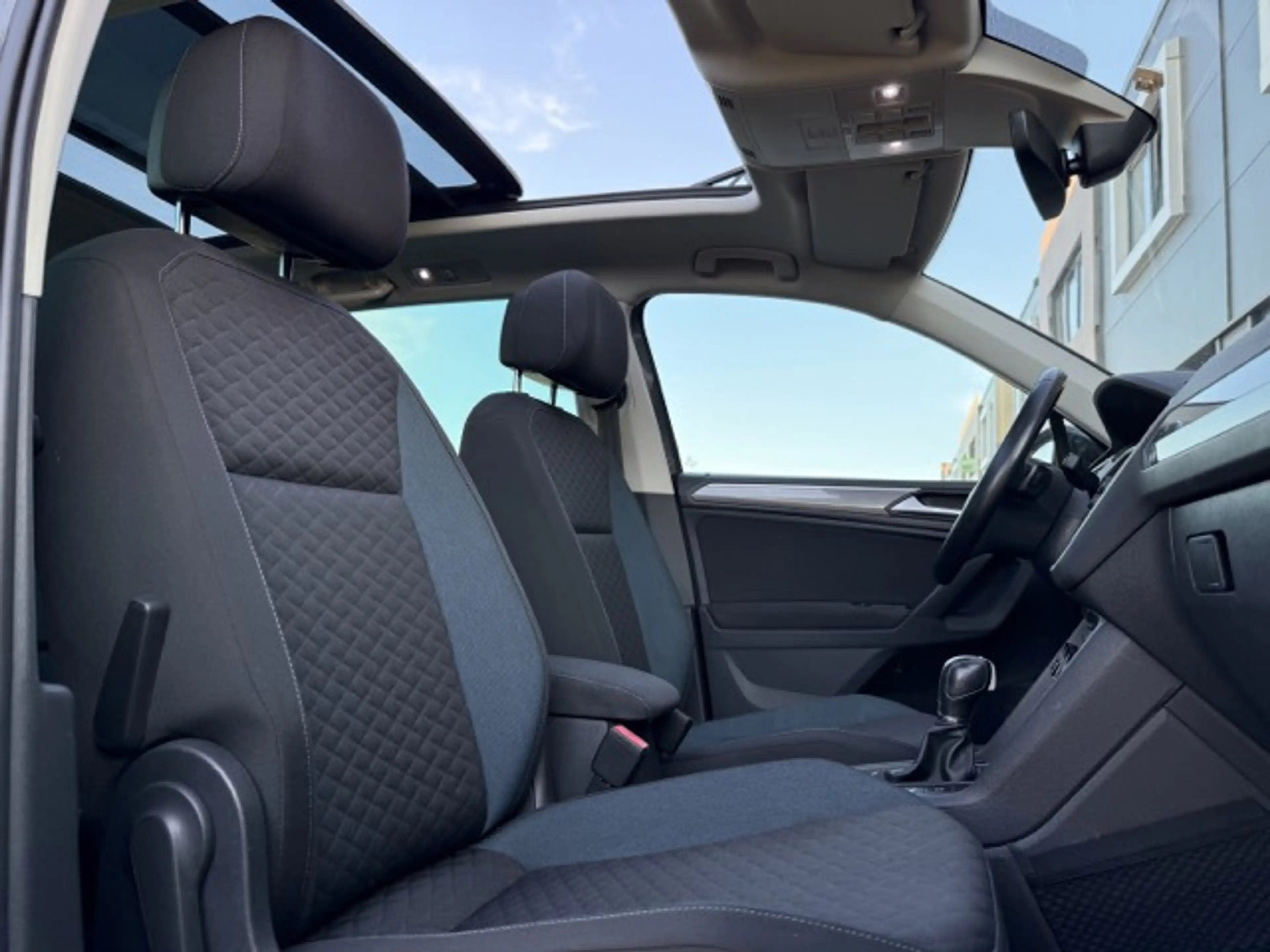Volkswagen Tiguan R-Line 1.5 / PANO / DSG / IQ DRIVE / VOL! — photo 9