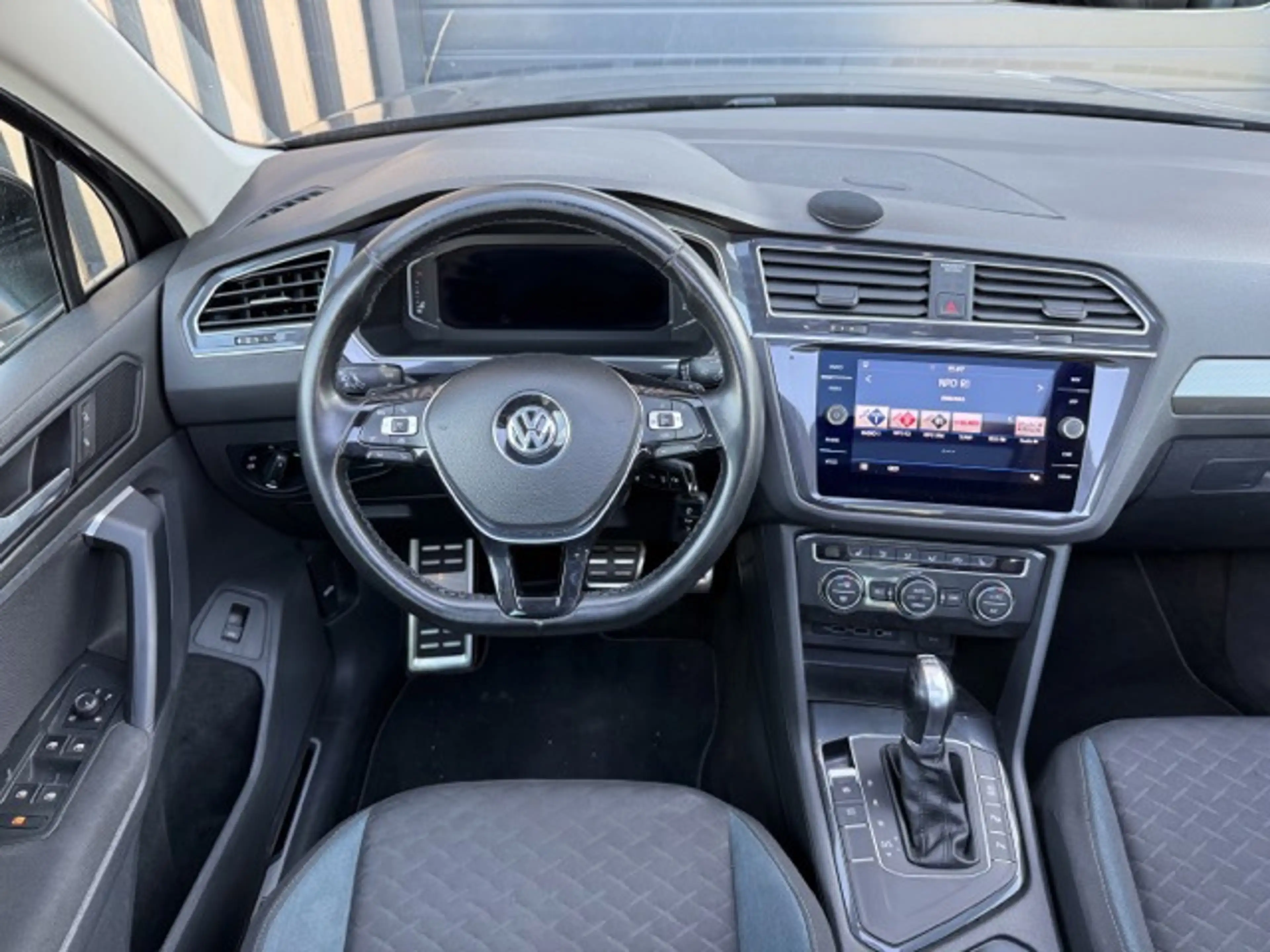 Volkswagen Tiguan R-Line 1.5 / PANO / DSG / IQ DRIVE / VOL! — photo 10
