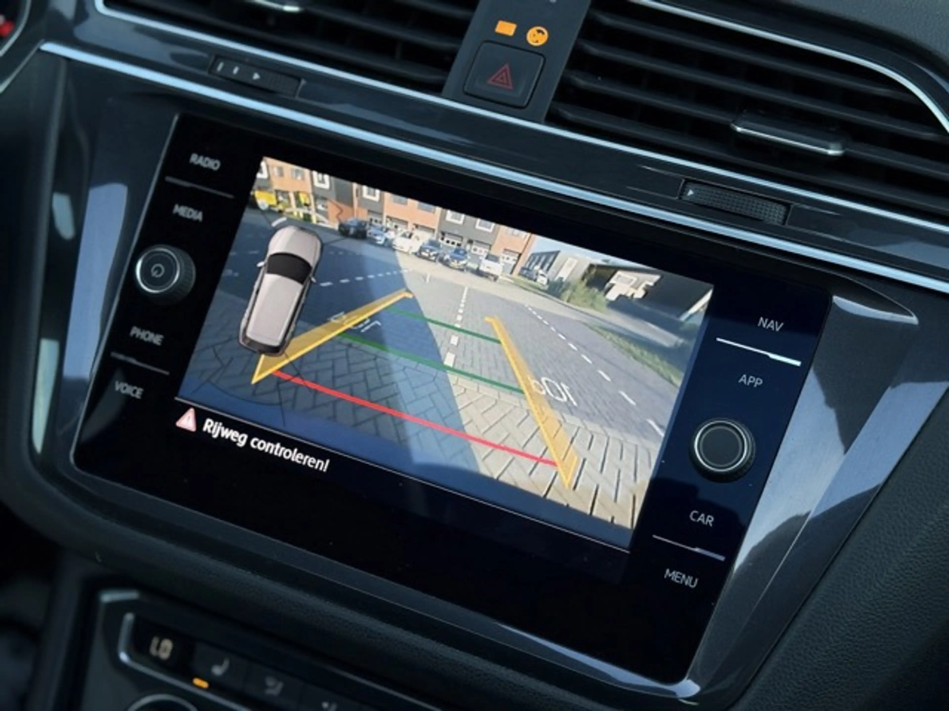 Volkswagen Tiguan R-Line 1.5 / PANO / DSG / IQ DRIVE / VOL! — photo 13