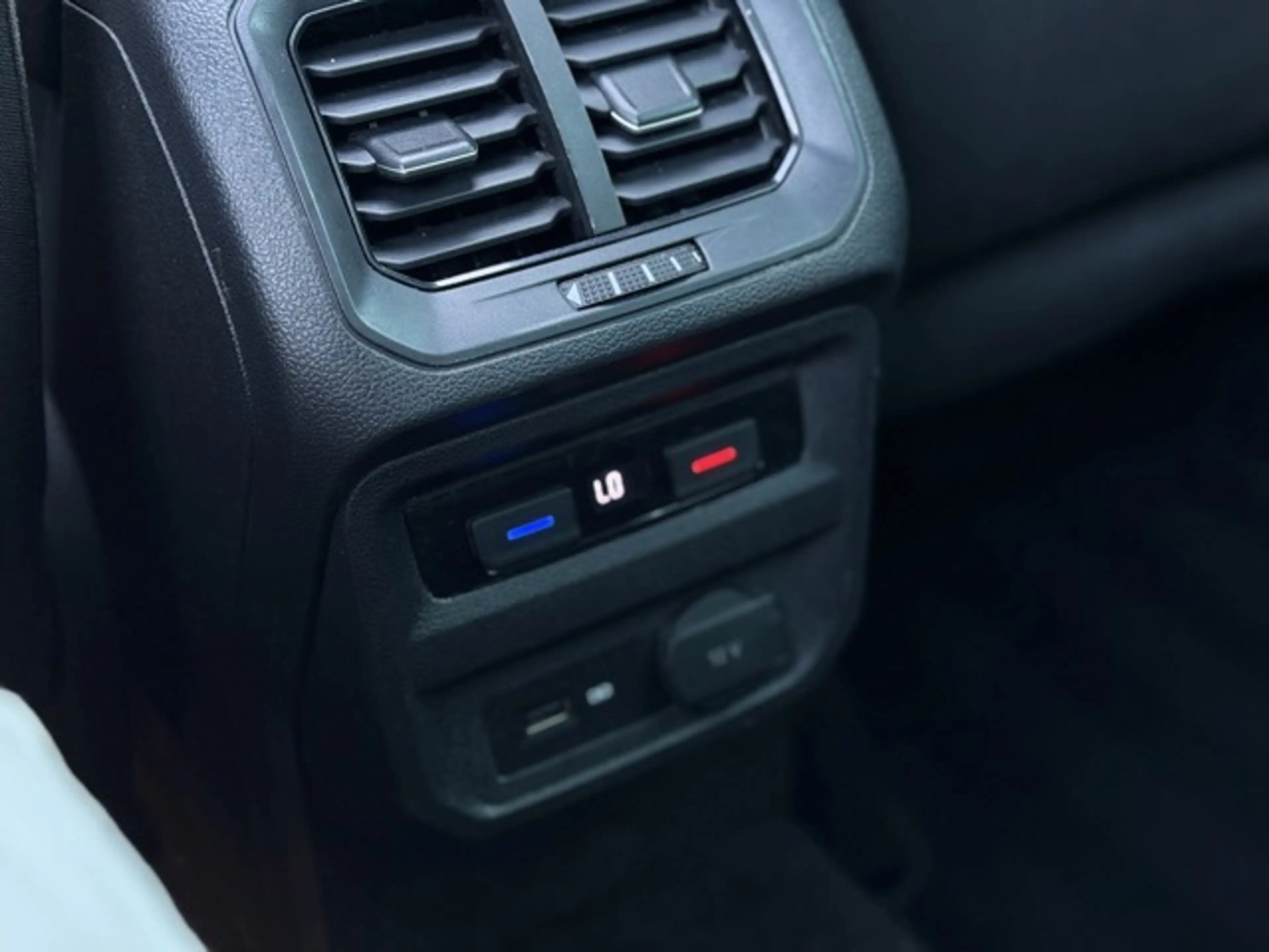Volkswagen Tiguan R-Line 1.5 / PANO / DSG / IQ DRIVE / VOL! — photo 14