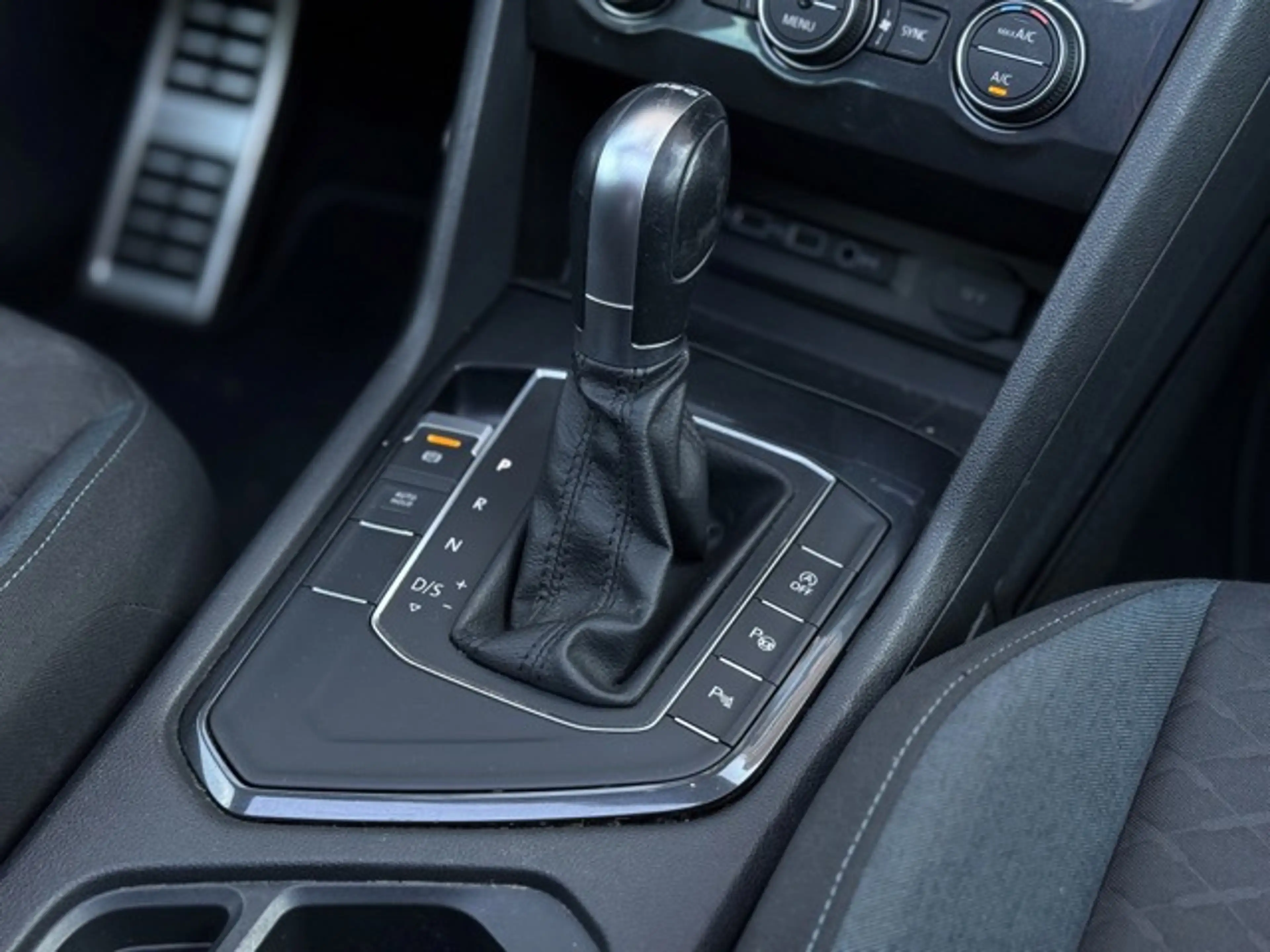 Volkswagen Tiguan R-Line 1.5 / PANO / DSG / IQ DRIVE / VOL! — photo 11