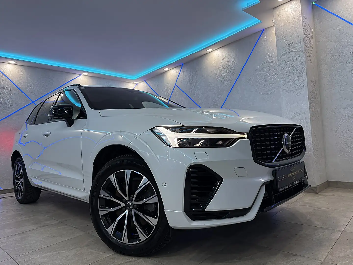 Volvo XC60 T6 AWD Recharge PHEV Plus Dark Geartronic*R-DES... Weiß - 1
