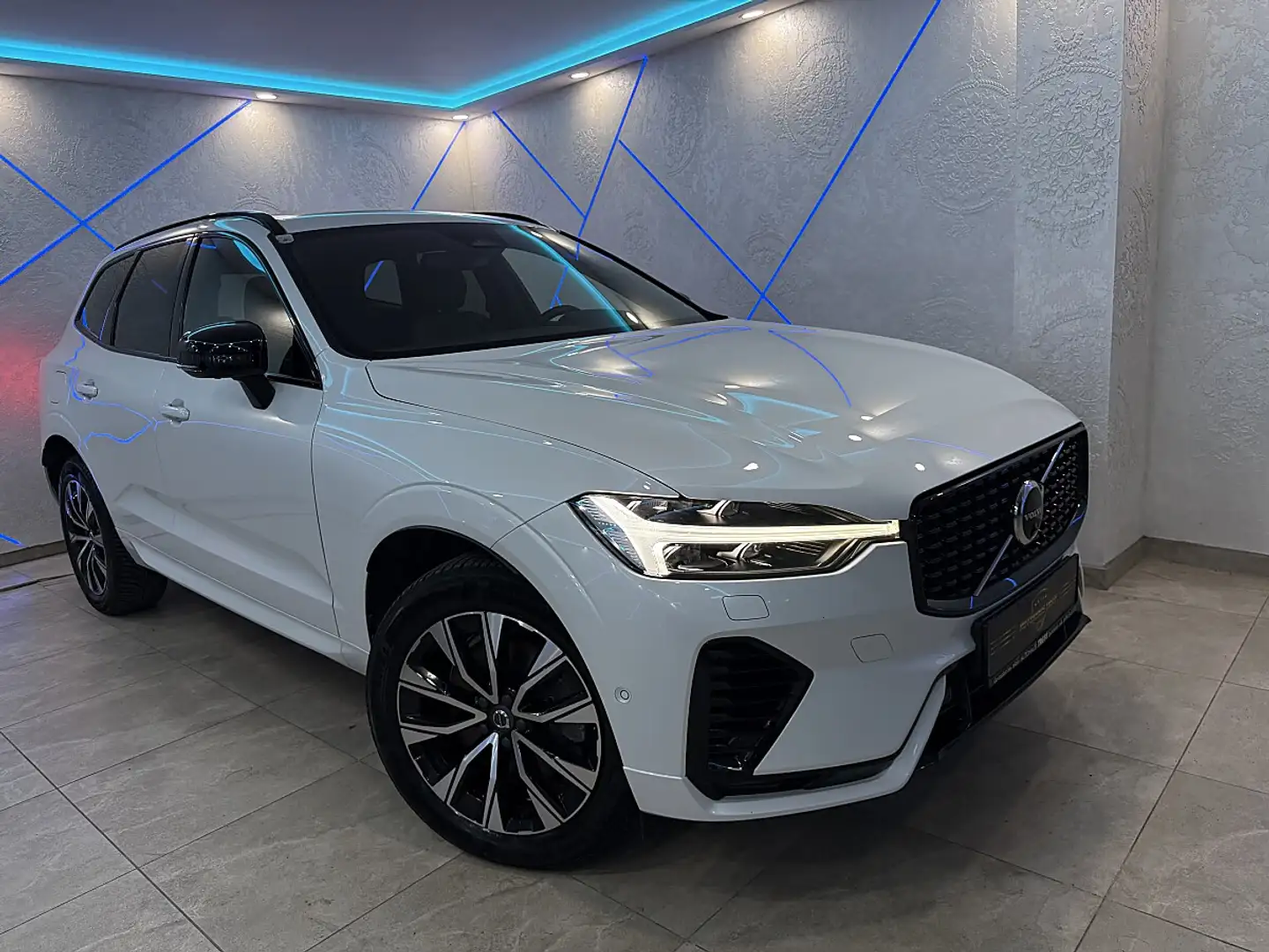 Volvo XC60 T6 AWD Recharge PHEV Plus Dark Geartronic*R-DES... Weiß - 2